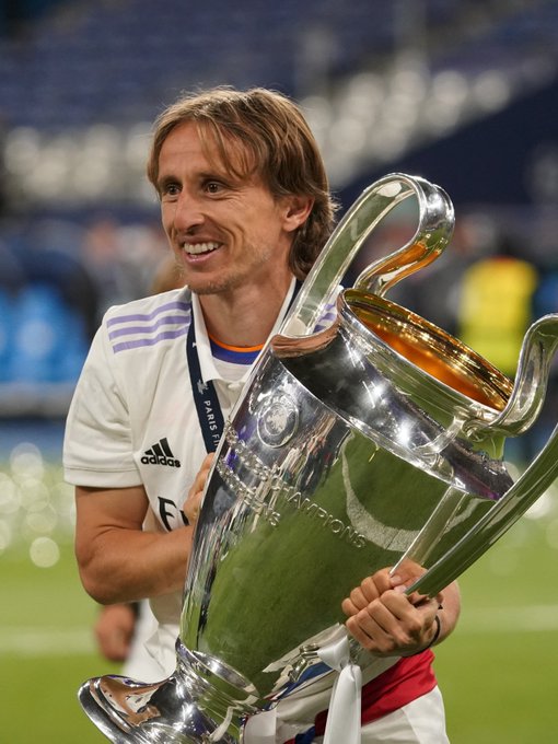 女生打高尔夫打中野鸭，鸭在湖中走，高尔夫从天上来