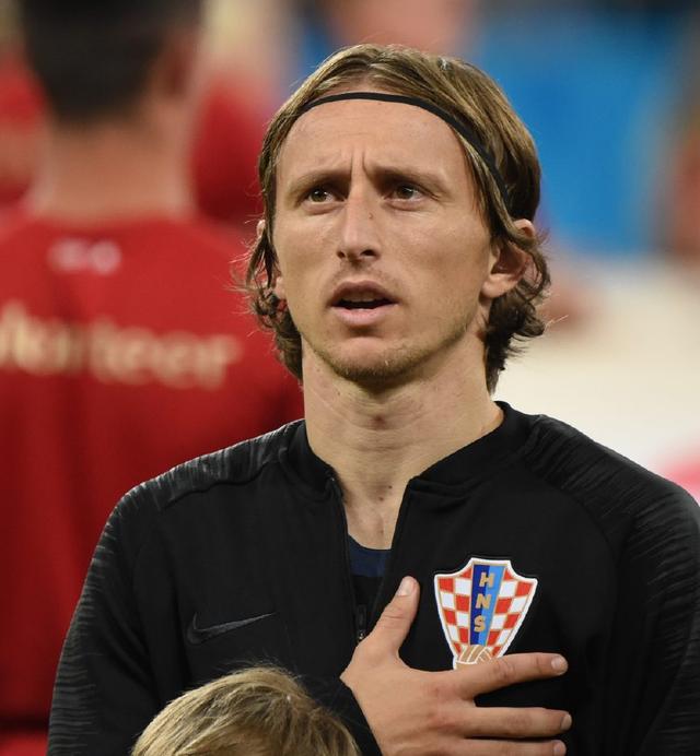 揭秘“高科技作弊”：摄像头耳塞、隐形药水在非法牌局中的应用。（地下牌局的高科技作弊内幕：摄像耳塞与隐形药水）